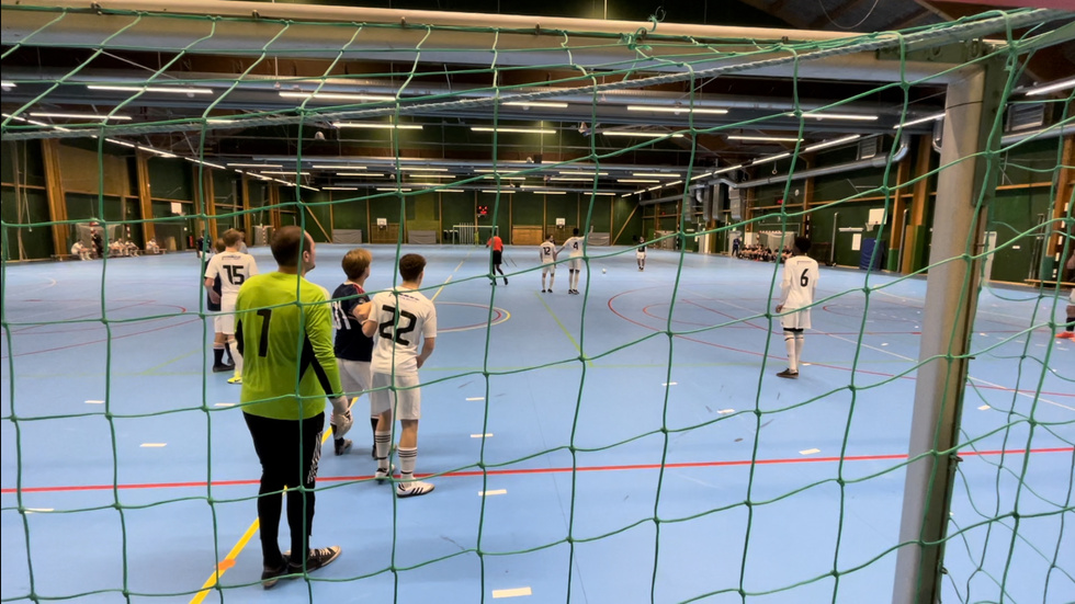 Tredje och avgörande gruppspelsomgången spelas under lördagen i Idrottshuset. Här från matchen mellan Fanna BK i vitt och Enköping United.