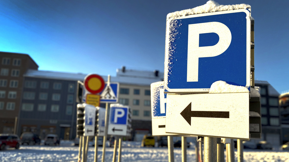 Kommunanställda får betala mer för att parkera bilen.