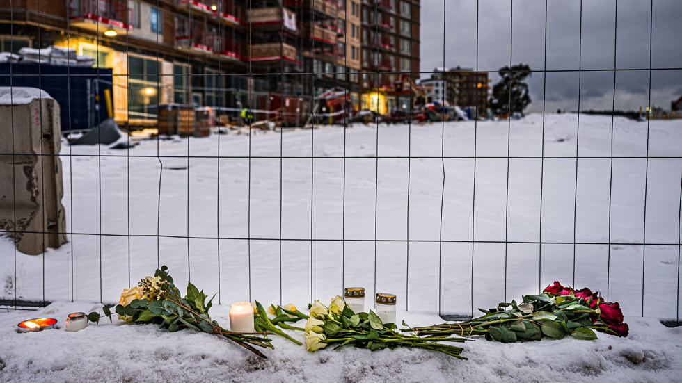 Blommor har lagts ner vid olycksplatsen i Ursvik i Sundbyberg där fem män omkom i en hissolyckan.