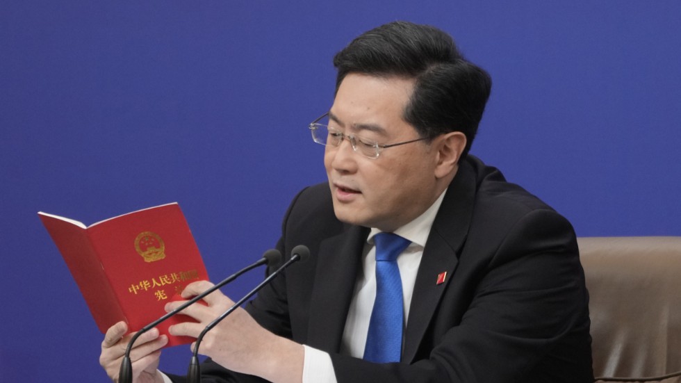 Qin Gang konsulterar grundlagen vid en presskonferens i Peking i våras.