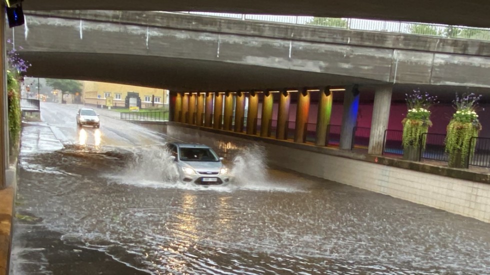 Kraftiga regn kan väl knappast komma som en överraskning, anser insändarskribenten Här en bild från tunneln på Gymnastikgatan/Tegelbruksgatan i Eskilstuna.