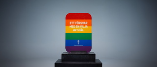 Prideflaggan avbildas i pansarstål