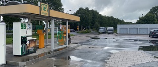 Mysteriet: Bilarna stannade efter tankning – macken håller stängt