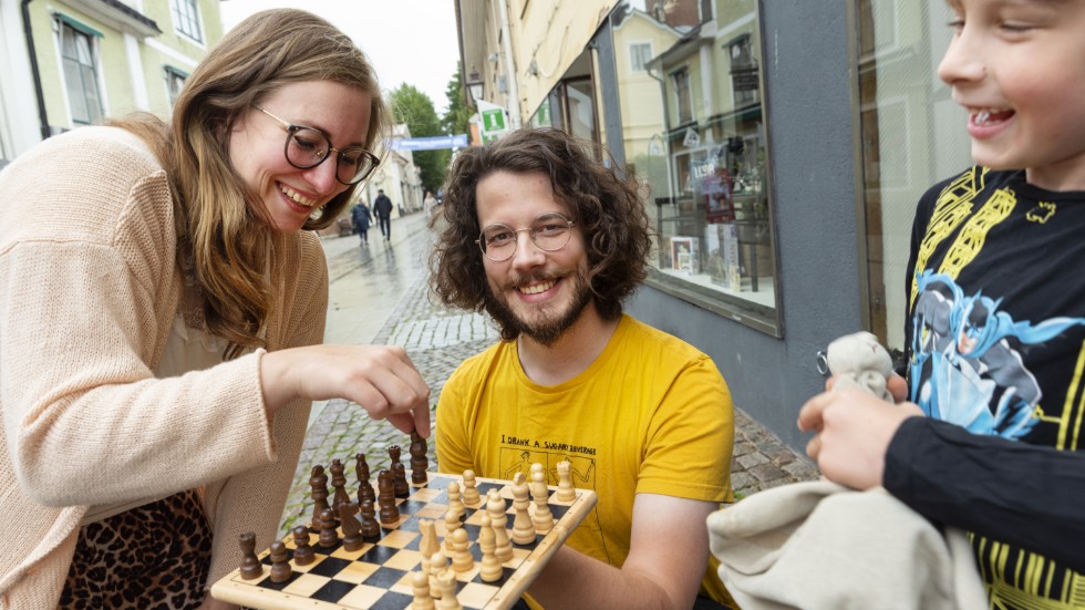 Jona Ekenberg (i mitten) ser fram emot att öppna upp dörrarna till brädspelskaféet. 

Josh Ekenberg Kempe spelar gärna schack trots sina ringa sex år. Men han skrattar lite åt upptåget att låtsas göra det utomhus med sin mamma Cindy Kempe.