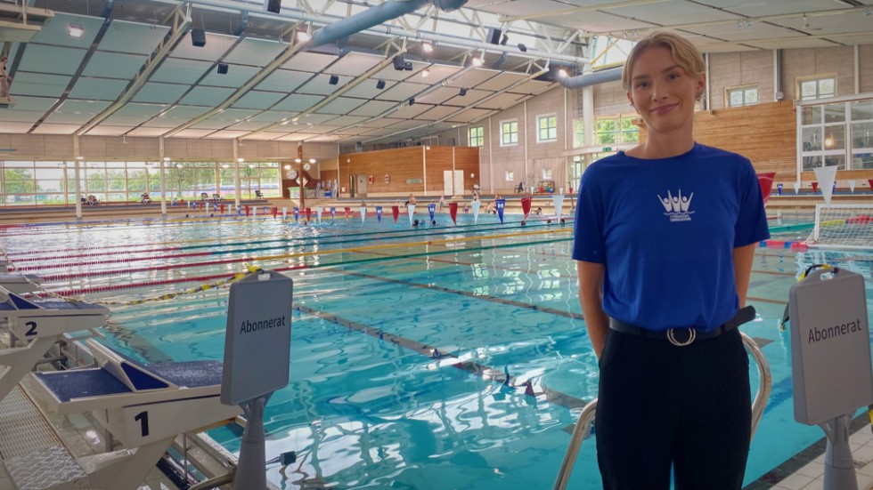Ronja Gunnefur, huvudsimlärare på Fyrishov, har jobbat som simlärare sedan 2020 och är glad över beslutet. "Det är jättekul. Ju mer simning desto bättre", tycker hon.