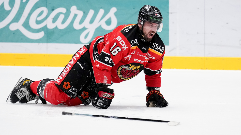 Niklas Olausson skrek ut sin smärta efter smällen.
