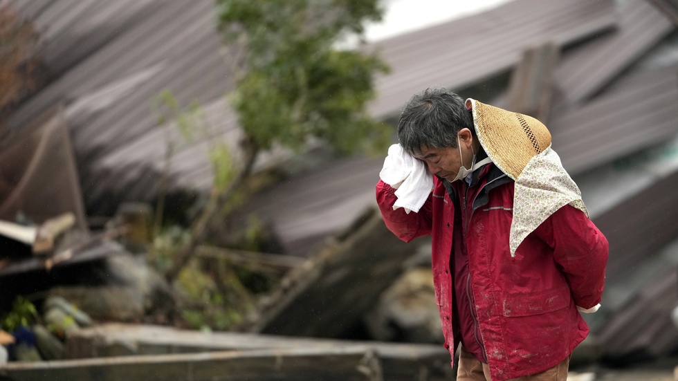 Antalet döda efter kraftiga skalv i Japan stiger, enligt lokala myndigheter.