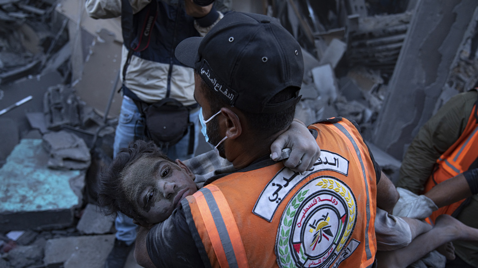 Palestinier evakuerar skadade från ett hus som bombats sönder i Khan Yunis i södra Gaza på torsdagen.
