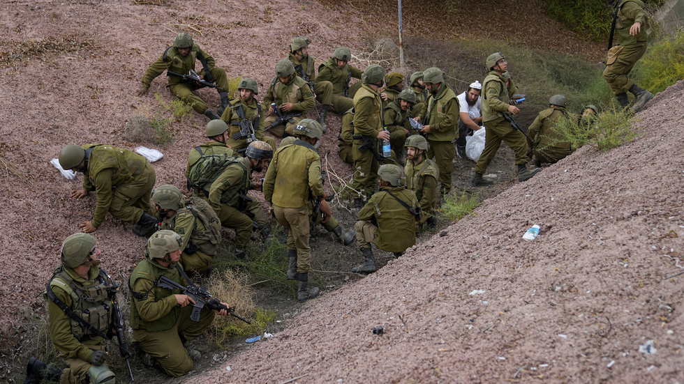 Israeliska soldater och en civil person tar skydd när en siren varnar för att en raketattack från Gazaremsan är på gång.