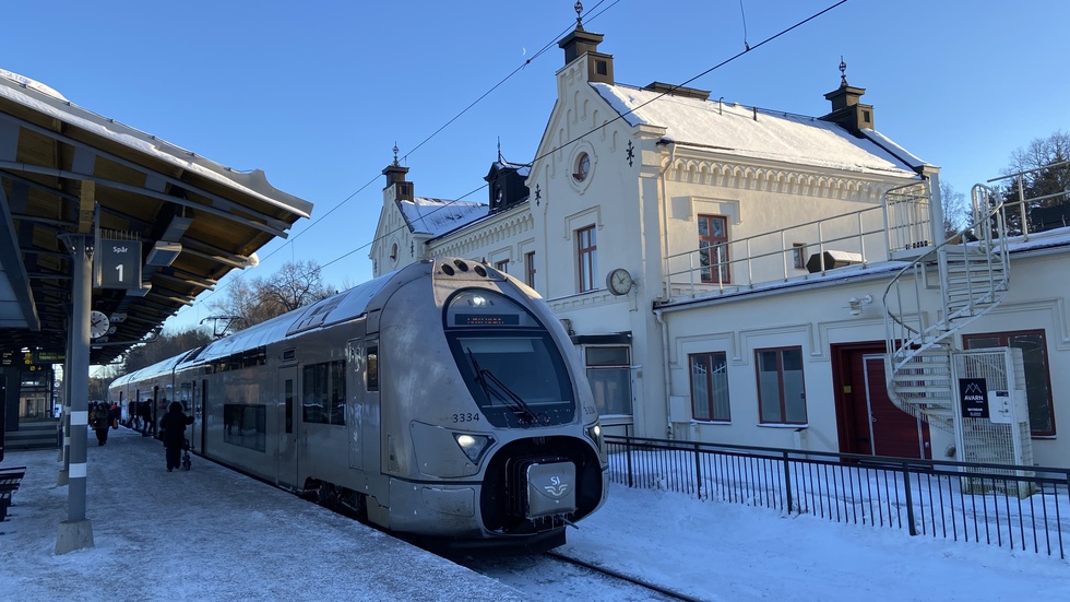 Det är helt rätt att politiken i Enköping måste ta ett större ansvar för själva tågtrafikens problem, skriver företrädare för Miljöpartiet i Enköping.