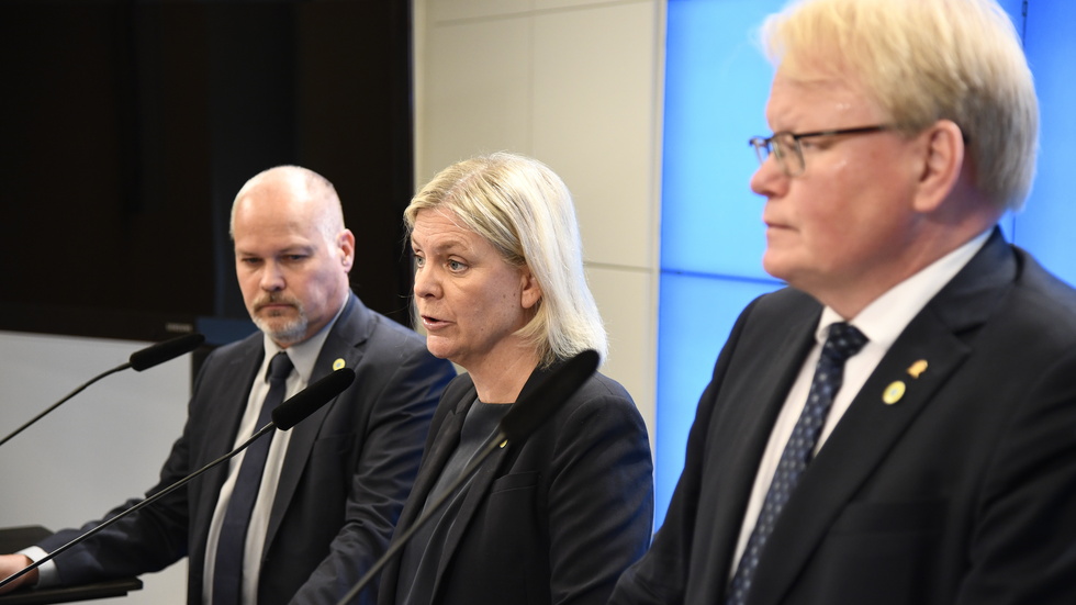ANSVAR.
Socialdemokraternas partiledare Magdalena Andersson, Peter Hultqvist (höger) och Morgan Johansson på en gemensam pressträff.