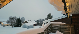 Snön ligger vit på taken hos Anki Flygare Nilsson