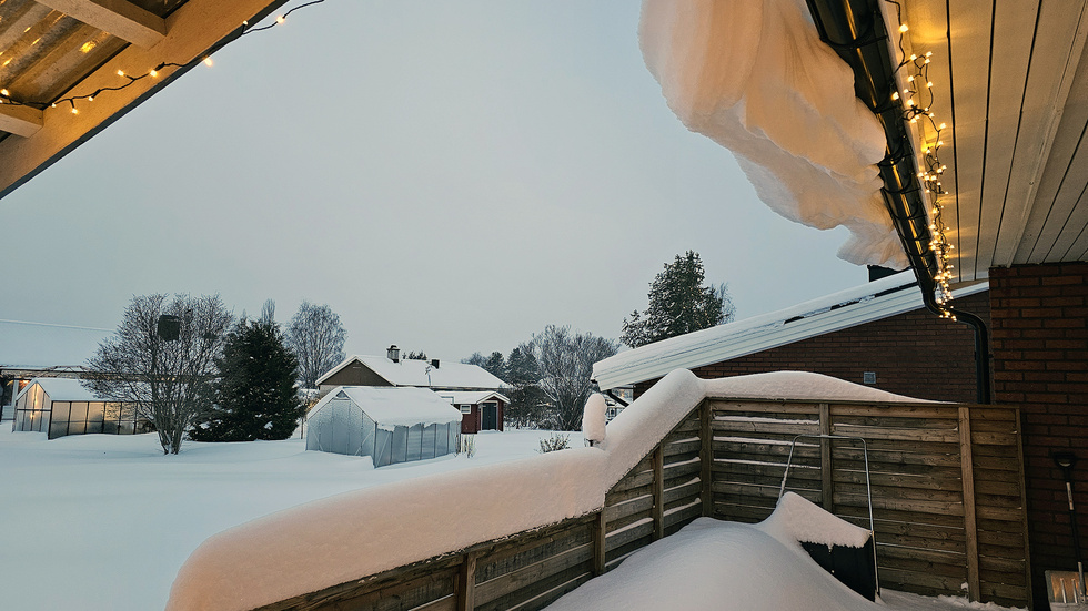 Snön ligger vit på taken hos Anki Flygare Nilsson i Boden. 