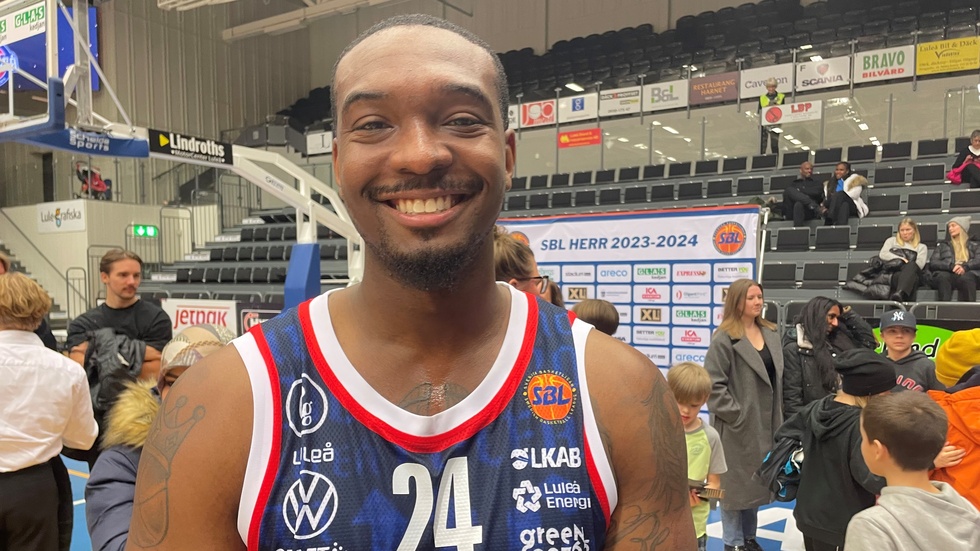 Ed Polite gladde publik, sina medspelare och sin coach när han gjorde debut för BC Luleå i segermatchen mot Köping. 