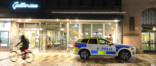 Aggressiv man hotade tre tonårstjejer till livet i Gallerian