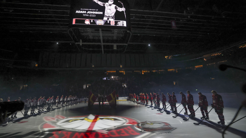 Det hölls en tyst minut för Adam Johnson före Malmös match mot Örebro.