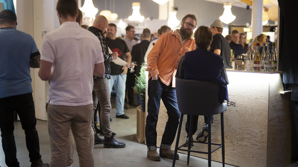 Beer and Taste-mässan på Pite Havsbad lockade många besökare. Dryckesprofilen Emil Årjäng, i aprikos skjorta, höll dryckesprovningar och berättade om svensk sprit och dess tillverkning i lokala destillerier.