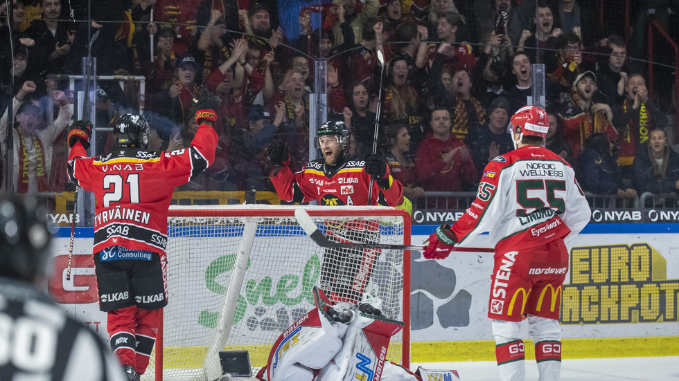 Linus Omark, bakom mål, jublar efter sitt 2–0 bakom en golvad Frölundamålvakt Lasse Johansson.