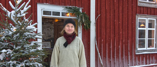 Hon arrangerar en julmarknad i egna trädgården