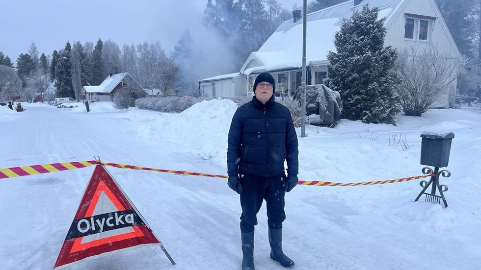 Håkan Svensson får inte återvända hem förrän tidigast sent på lördagskvällen. "Jag hoppas huset klarat sig."