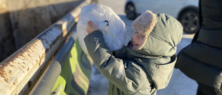 Här städar Melvin, 3, ut julen