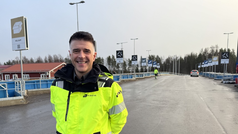 "Pireva har tillit till att människor vill göra rätt, därför kommer vi inte att bötfälla även om man sorterar fel", säger Michael Bodin, affärsområdeschef för återvinning på Pireva. 