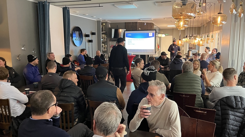 Fullsatt på hyllan i ishallen under VIK:s medlemsmöte tidigare i vintras.
