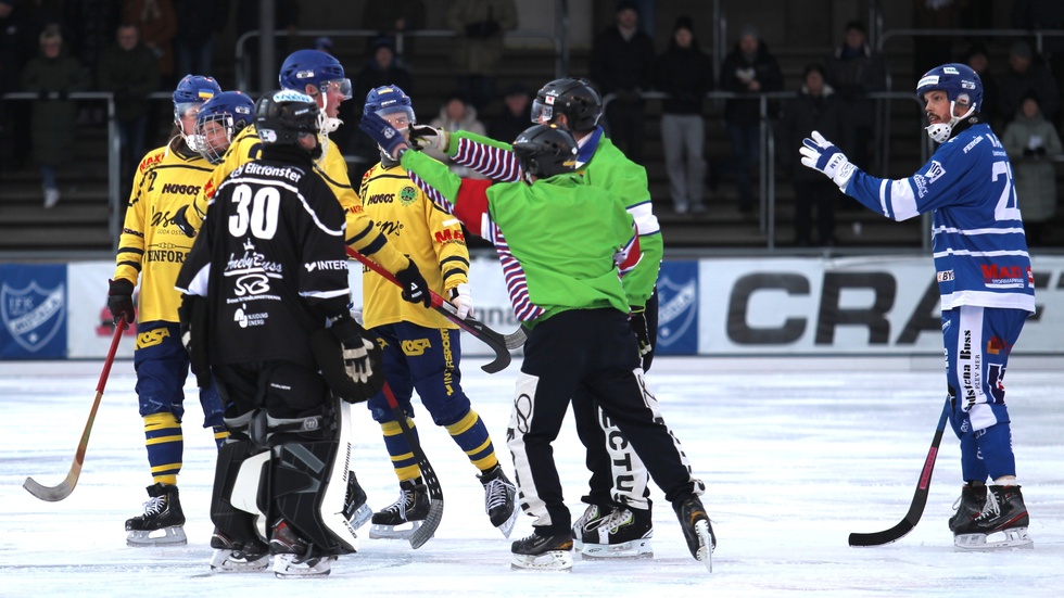 IFK Motala mot Skirö blev en irriterad tillställning vissa stunder. Olle Nordlund, till höger, gjorde två mål, men IFK förlorade med 5-6.