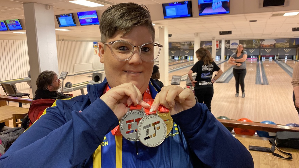 Hemma med VM-medaljer. Sabina Nilssons resa till parabowling-VM i Hongkong gick över förväntan. Nu är hon hemma med ett guld och två silver, efter en strålande prestation i turneringen. 