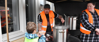 Rustar för kris – lagar skollunch i det fria