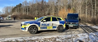 Stark polisnärvaro i Brandkärr – polis kontrollerar fordon