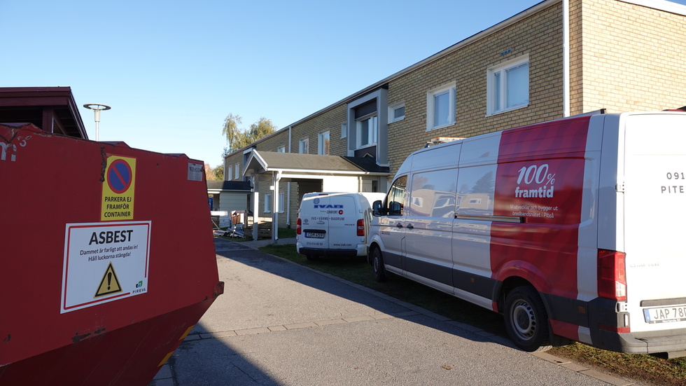 Asbest hittades i golvet på Kråkklövergränd i Öjebyn när stambyte gjordes i toaletterna.