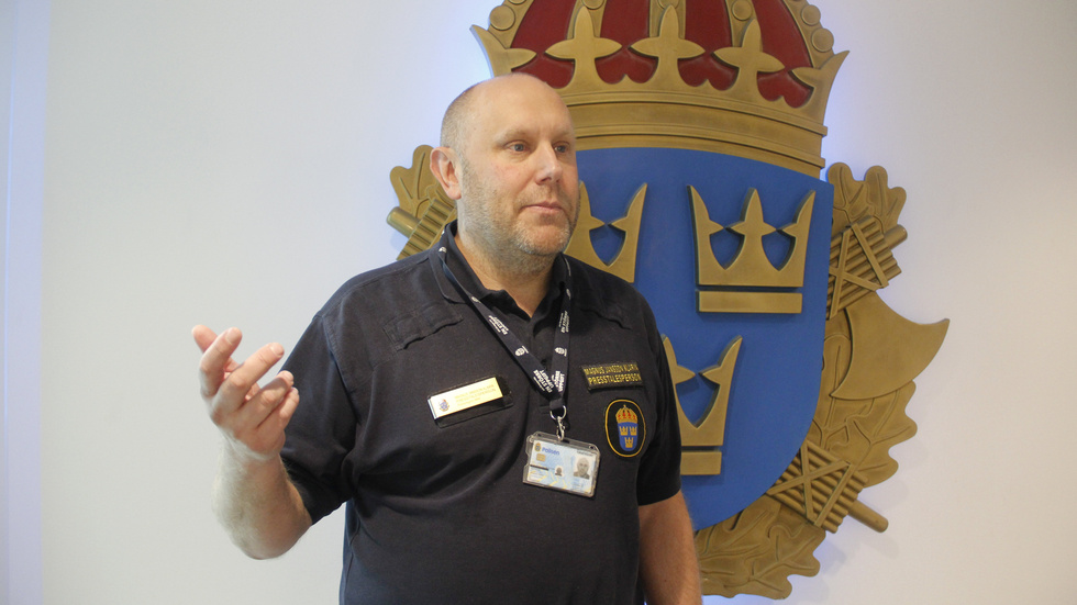 Magnus Jansson Klarin, presstalesperson på polisen, menar att polisen ofta får in samtal om höga smällar och att det kan vara svårt att avgöra varifrån de kommer.