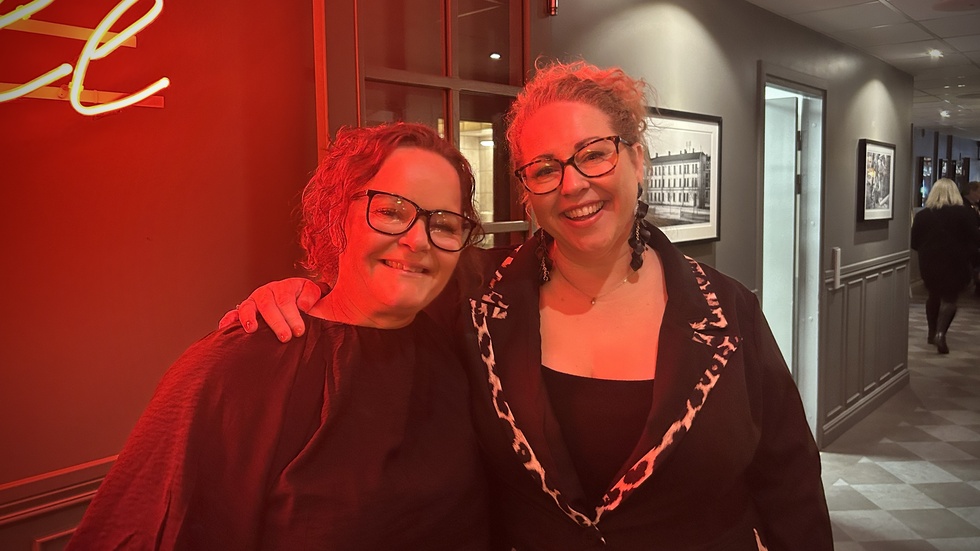 Systrarna Marie Ekholm och Carina Meijer var på plats under kvällen. "Det blev lite spontant, men jag ringde syrran och frågade om hon ville följa med. Vi går inte ut så ofta och tyckte att det var dags. Nu blir det något i baren och sedan klackarna i taket", säger Carina Meijer. 