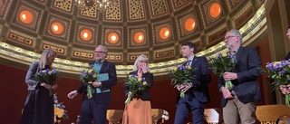 Här får Fredrik Lindström fina utmärkelsen i fullsatt aula