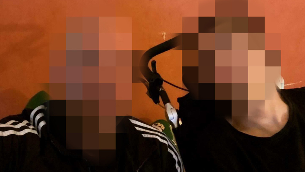 Far och son. Den huvudåtalade mannen – tidigare fullvärdig medlem av Hells Angels i Luleå – tillsammans med sin gravt funktionshindrade son. 