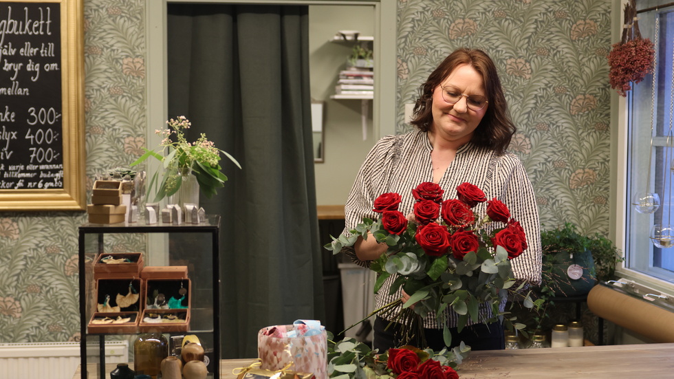 Sofia Samuelsson är utbildad florist och odlar själv snittblommor hemma på sin gård. Sedan slutet av förra året är det hon och sambon Andreas Lundberg som driver Hantverksfloristerna vid den centrala griftegården i Linköping.