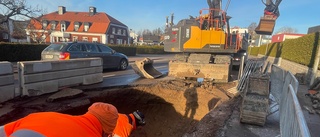 Vattenläcka på central gata i Motala – boendes vatten stängs av