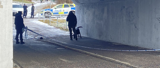 JUST NU: Här söker polishunden spår – i avspärrad tunnel