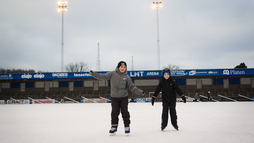 Elias Keiski och Ivar Jesmin passar på att träna på att åka skridskor. De berättar att de ska åka med skolan om ett par veckor. "Det är roligt att åka snabbt", säger Elias.
