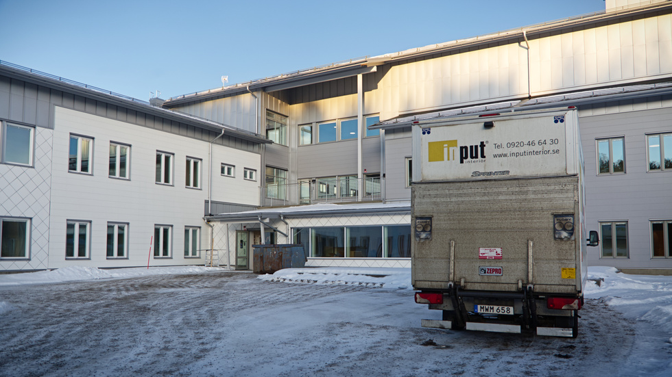 Huvudentreprenör för bygget av det nya äldreboendet är BD bygg. Till sommaren kommer kvarvarande markarbeten runt byggnaden att slutföras.