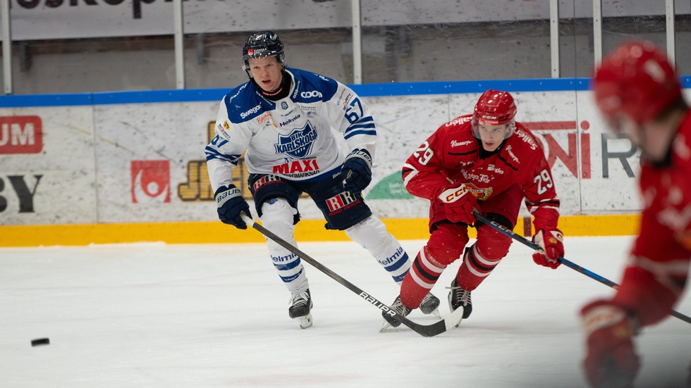 Arvid Bergström, t h, har spelat klart i Almtuna. Nu är det Djurgården som gäller. Till vänster tidigare Almtunaspelaren Jesper Norbäck.