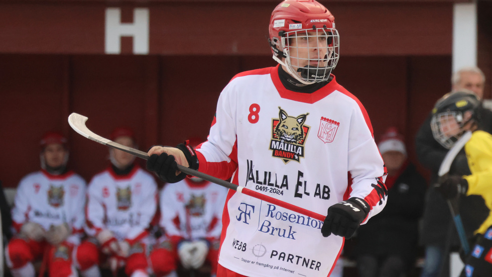 Martin Lindqvist har en viktig roll på mittfältet för Målilla Bandy. Efter segern mot Jönköping hakar laget på i toppstriden och är med och gör upp om plats i kvalet till Allsvenskan.