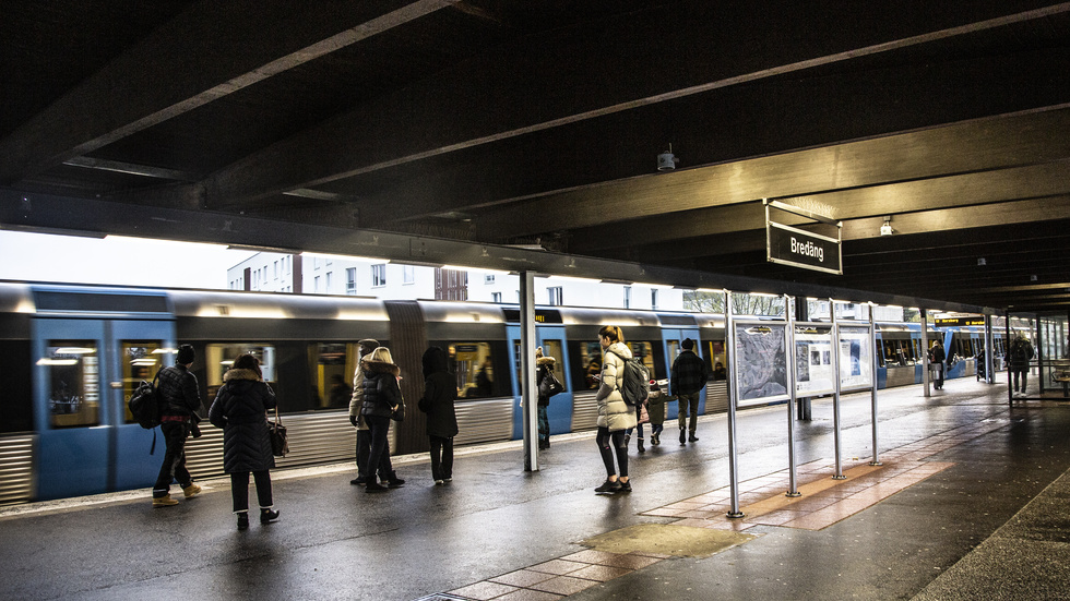 Det var vid Bredängs tunnelbanestation i Stockholm som en Vagnhäradsbo gjorde våldsamt motstånd för att hindra två ordningsvakter i deras myndighetsutövning.