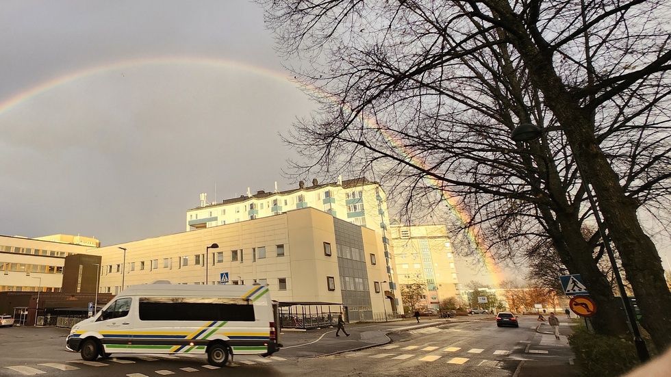 Hur ska ett sjukhus organiseras och styras för att personal ska må bra och få semester utan att patienterna hamnar i långa vårdköer? Det diskuterar insändarskribenterna Peter Östervall och Sebastian Sjöblom.