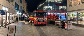 Pådrag på gågatan – efter brandlarm på kaféet