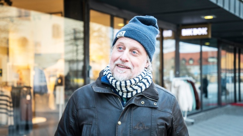 Det har blivit få kramar och handslag under pandemin. Mycket bra, tycker Tomas Johansson. "Ta i hand? Aldrig igen!"