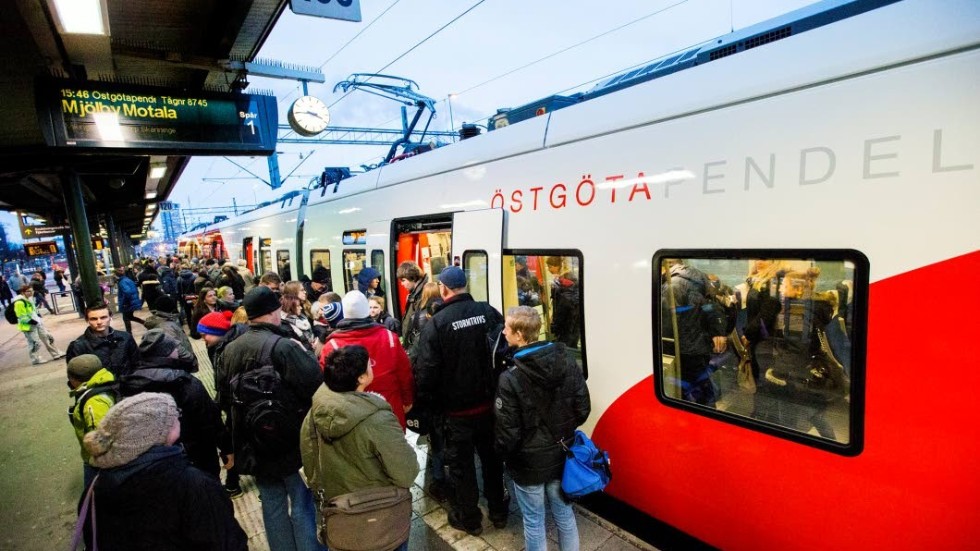 Östgötatrafiken befarar att vissa pendeltåg kan bli överfulla, medan andra kommer åka halvtomma när den regelbundna trafiken förvinner.