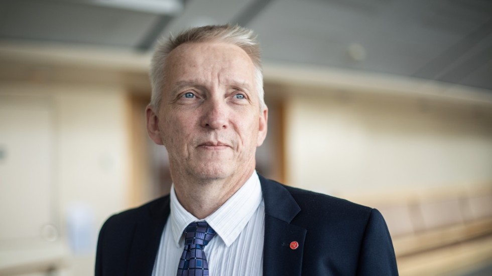 Birger Lahti (V) vill se snabba åtgärder för att kompensera för de skenade drivmedelspriserna.