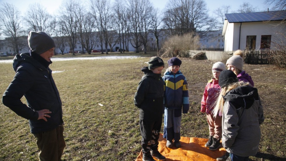 En annan aktivitet som Arne Peters tipsar om är leken "minska huset".